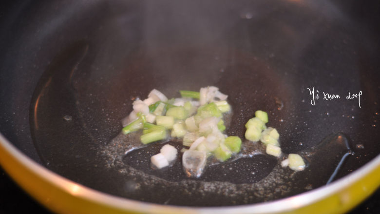 中式肉酱意面,锅里放入适量橄榄油，烧七成热后下葱白爆香