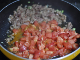 中式肉酱意面,把肉末拔至锅的一边，重新放少许油，下西红柿块