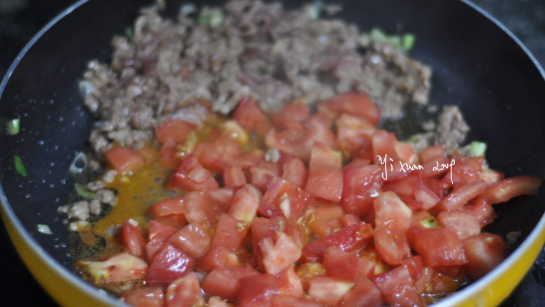 中式肉酱意面,把肉末拔至锅的一边，重新放少许油，下西红柿块