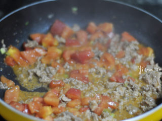 中式肉酱意面,待西红柿的烧味道出来以后，就可以把肉末混合炒匀