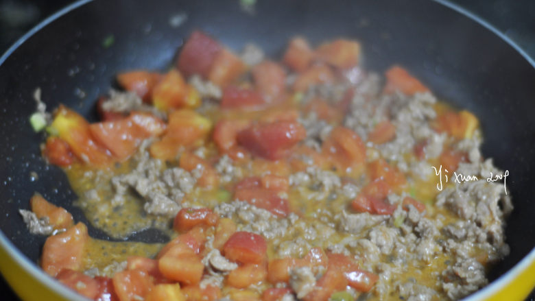 中式肉酱意面,待西红柿的烧味道出来以后，就可以把肉末混合炒匀