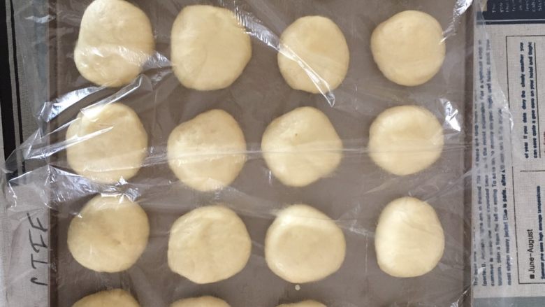超松软奶香小面包,然后把20个面团依次留出距离放入烤盘，保鲜膜覆盖，烤箱选发酵功能进行二次发酵