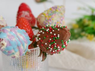百变水果—情人节巧克力草莓,圣诞彩糖装饰的。非常万变。坚果碎也可以。
充分的利用好你手头上的一切材料。