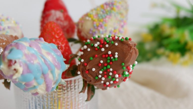 百变水果—情人节巧克力草莓,圣诞彩糖装饰的。非常万变。坚果碎也可以。
充分的利用好你手头上的一切材料。