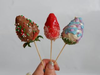 百变水果—情人节巧克力草莓,中间那颗用了椰蓉