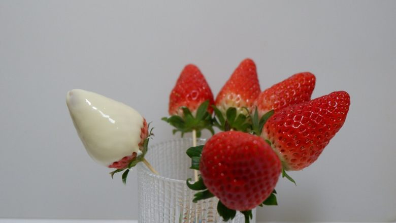 百变水果—情人节巧克力草莓,放进杯子里等待巧克力凝固