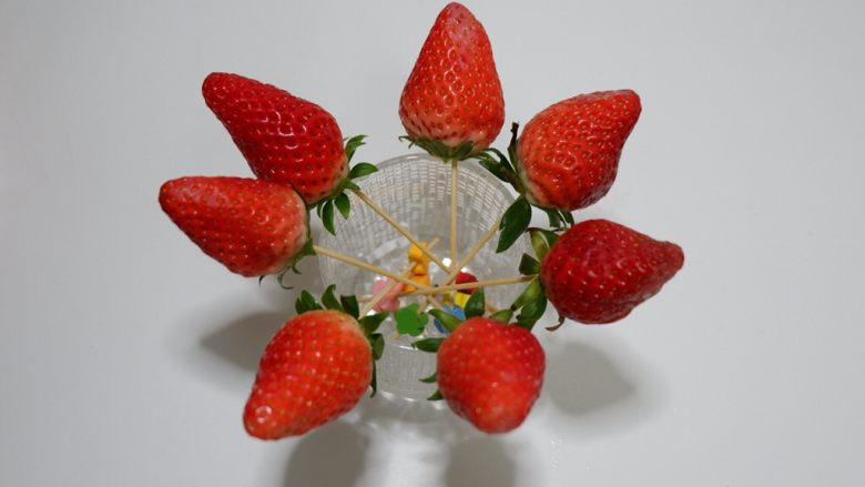 百变水果—情人节巧克力草莓,草莓依次做好放进容器备用