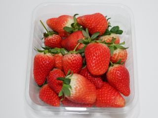 百变水果—情人节巧克力草莓,新鲜草莓准备好