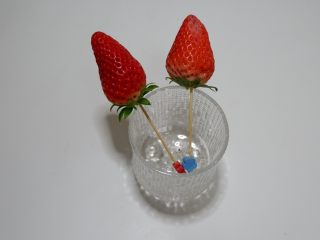 百变水果—情人节巧克力草莓,找一个能立住草莓的容器