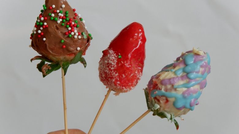 百变水果—情人节巧克力草莓,来，张嘴。