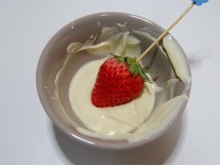 百变水果—情人节巧克力草莓,取一颗草莓，在巧克力液中滚粘均匀