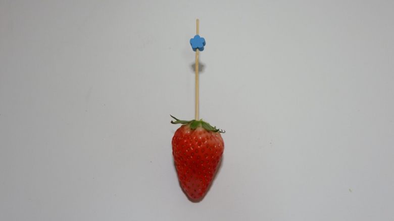 百变水果—情人节巧克力草莓,从草莓根部插进去