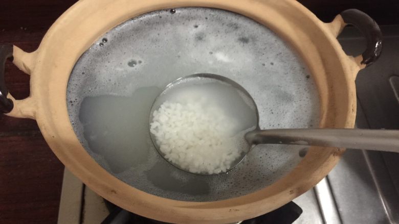 潮汕美味——海鲜砂锅粥,大米淘洗后放入砂锅中，加入适量的水，大火开煮。
