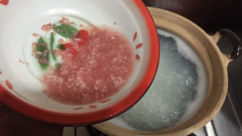 潮汕美味——海鲜砂锅粥,加入猪肉碎，再次煮开。