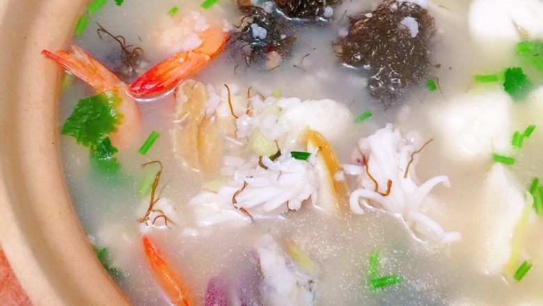 潮汕美味——海鲜砂锅粥,来张近图，成品。