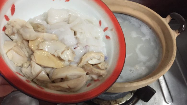 潮汕美味——海鲜砂锅粥,煮至大米熟了一半时，把鱿鱼和鲍鱼加入。
