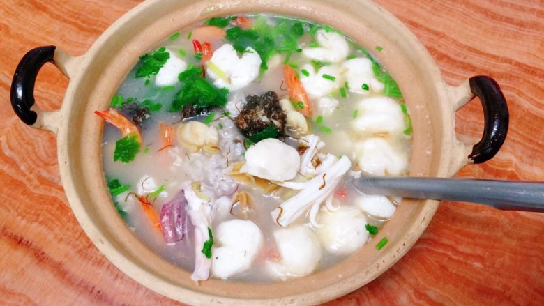 潮汕美味——海鲜砂锅粥,热乎乎的海鲜砂锅粥来了。