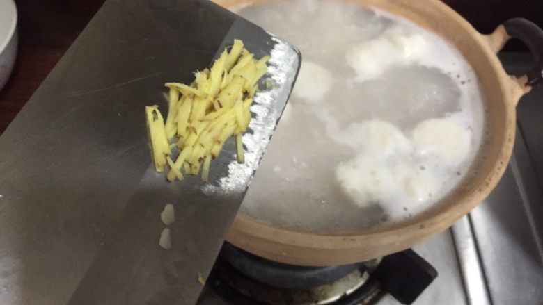 潮汕美味——海鲜砂锅粥,姜切丝，放入。