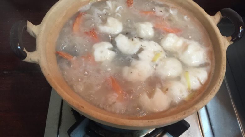 潮汕美味——海鲜砂锅粥,继续大火煮开，按口味调入盐。