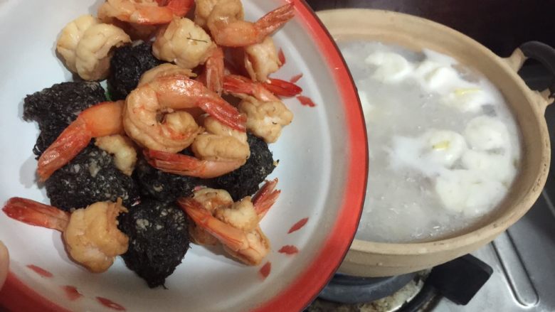 潮汕美味——海鲜砂锅粥,再次煮开时，加入炸好的大虾仁，熟的发财丸。