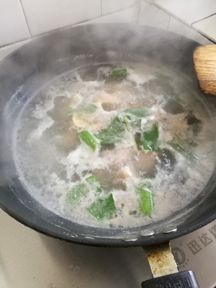 菜谱#羊肉鲜锅汤#创建于(3/2~2018),羊肉进行焯水。