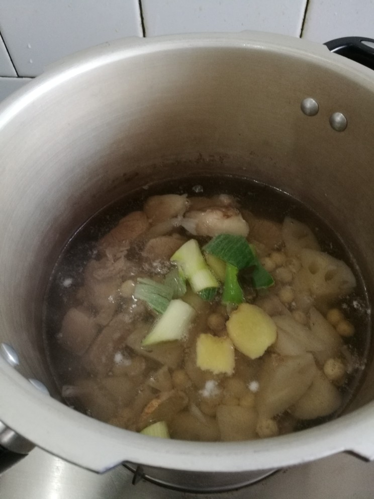 菜谱#羊肉鲜锅汤#创建于(3/2~2018),经焯水的羊肉捞起并用热水清洗过，放入高压锅内。
