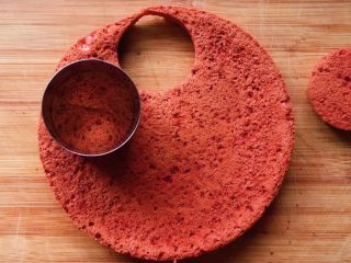 红丝绒裸蛋糕,用慕斯圈切割出圆形状