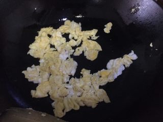 香酥春卷（韭黄版）,炒锅放少量油，炒成蛋花