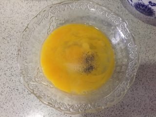 香酥春卷（韭黄版）,鸡蛋打散加少量的盐和黑胡椒粉打匀