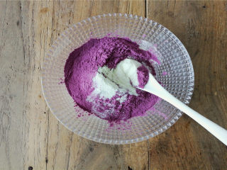 紫薯雪花酥,把棉花糖，果干剪成小粒备用，紫薯粉+奶粉混合均匀备用