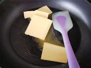 紫薯雪花酥,备一个不粘平底锅，倒入黄油小火融化