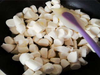 紫薯雪花酥,再倒入剪好的棉花糖，小火融化，融化好后关火