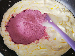 紫薯雪花酥,把混合好的紫薯奶粉倒入锅中，搅拌均匀