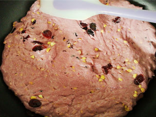 紫薯雪花酥,再果干和花生碎倒入混合均匀