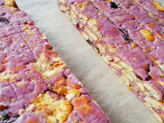 紫薯雪花酥,切割时候你会看到漂亮的切面就是雪花酥的效果