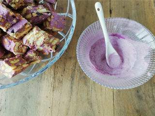 紫薯雪花酥,雪花粉：15克奶粉+4克紫薯粉混合备用