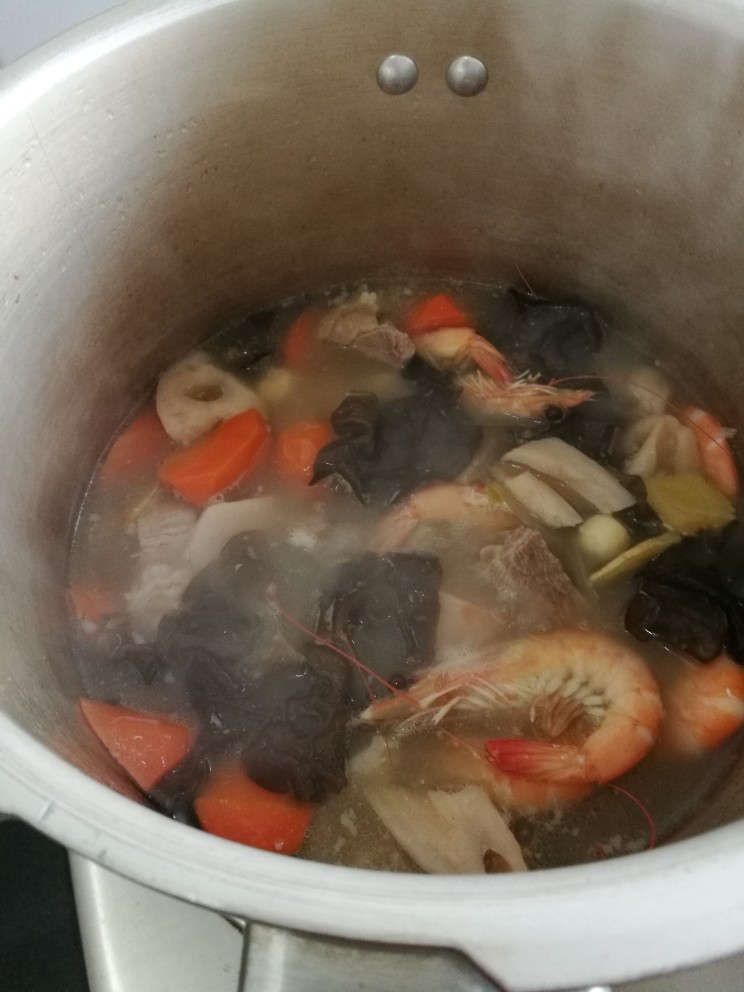 菜谱#羊肉鲜锅汤#创建于(3/2~2018),再加虾，二次放入料酒和胡椒粉，再烧制8分钟。