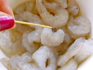小米的另类吃法～小米豆腐虾仁丸,虾仁用牙签挑去虾线