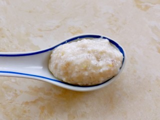 小米的另类吃法～小米豆腐虾仁丸,挖一勺豆腐虾仁泥放在抹油的勺子上面