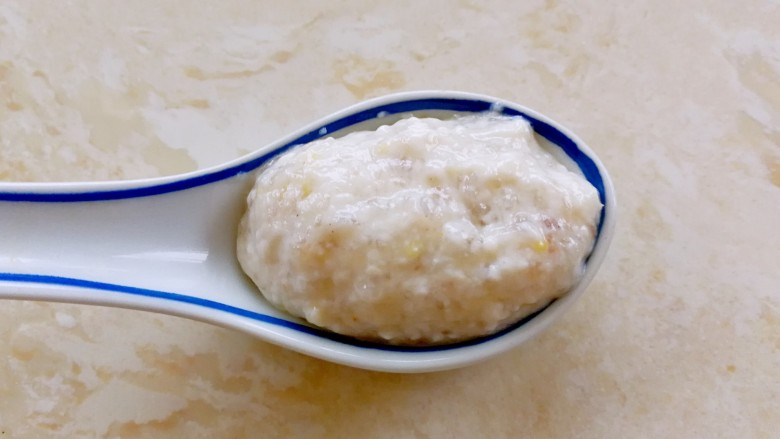 小米的另类吃法～小米豆腐虾仁丸,挖一勺豆腐虾仁泥放在抹油的勺子上面