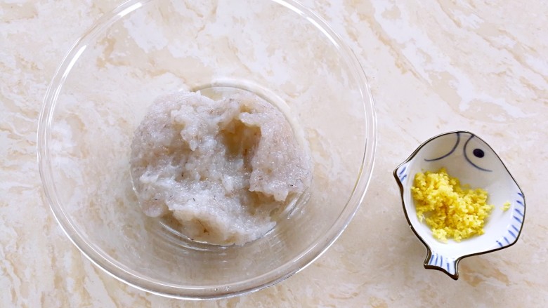 小米的另类吃法～小米豆腐虾仁丸,把姜和虾仁用刀剁碎，成泥