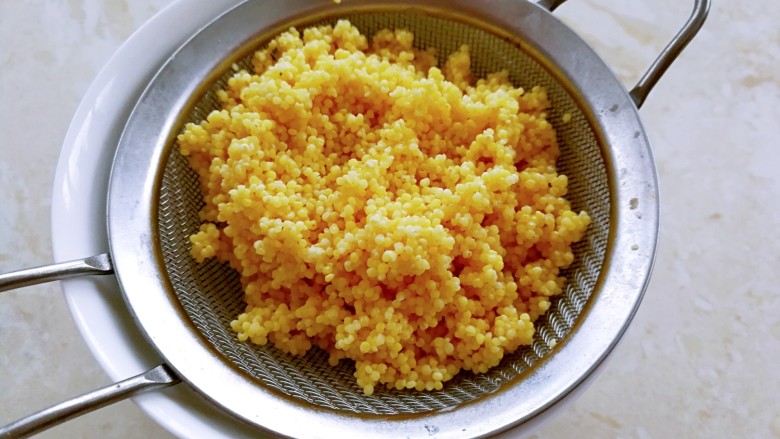 小米的另类吃法～小米豆腐虾仁丸,小米沥干水分