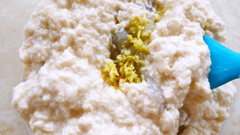 小米的另类吃法～小米豆腐虾仁丸,倒入虾仁泥里，加入生姜泥