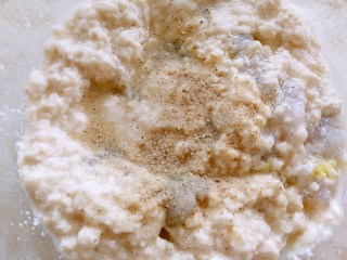 小米的另类吃法～小米豆腐虾仁丸,撒一点盐和白胡椒粉