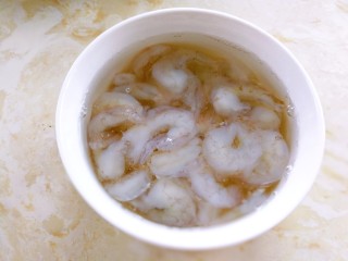 小米的另类吃法～小米豆腐虾仁丸,然后用清水洗干净