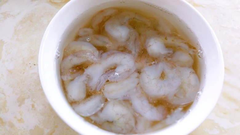 小米的另类吃法～小米豆腐虾仁丸,然后用清水洗干净