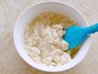 小米的另类吃法～小米豆腐虾仁丸,豆腐用刮刀碾碎