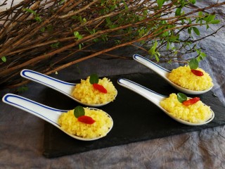 小米的另类吃法～小米豆腐虾仁丸,蒸好的小米豆腐虾仁丸上面用枸杞和薄荷叶装饰