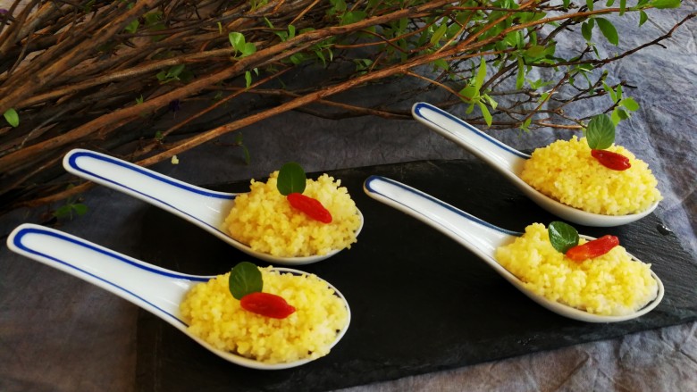 小米的另类吃法～小米豆腐虾仁丸,蒸好的小米豆腐虾仁丸上面用枸杞和薄荷叶装饰