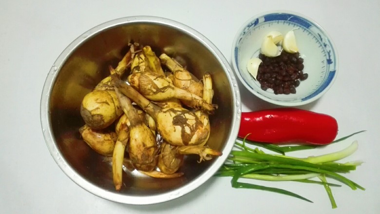 金蒜黑豉红椒粉面茨菇,准备好食材